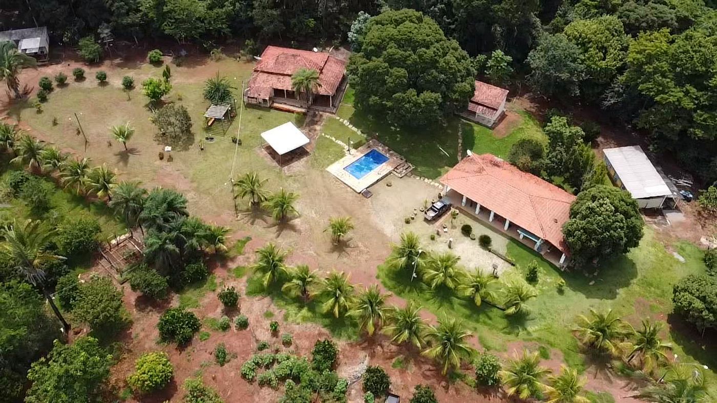 Vista aérea do Rancho Blefe com as casas, a piscina e o coqueiral