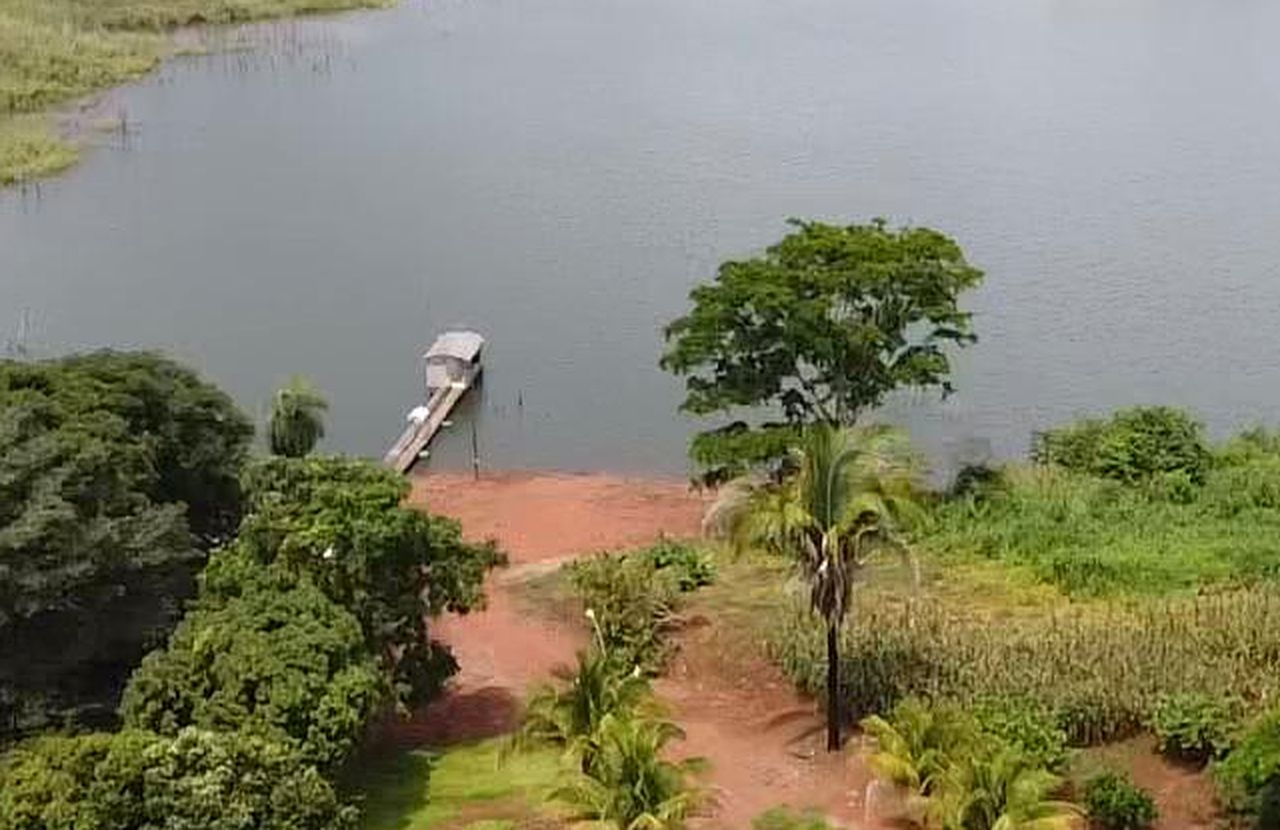 Píer de madeira do rancho sobre a água do lago